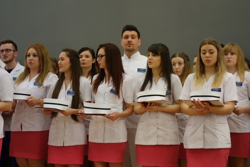 PWSIiP w Łomży. Pielęgniarki otrzymały czepki (zdjęcia)