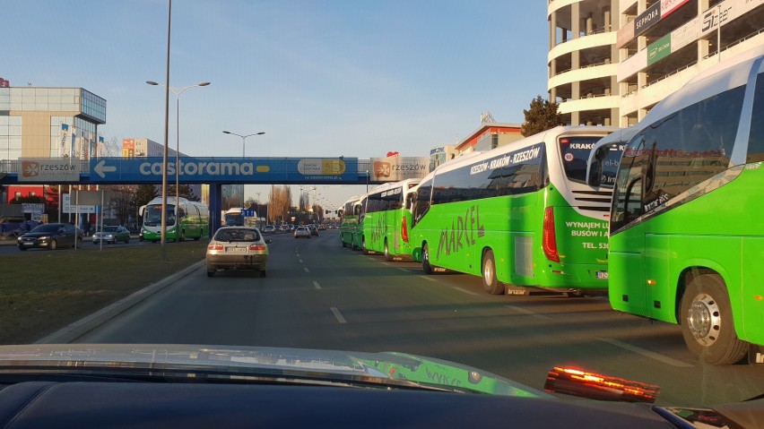 Sześć nowych autobusów marki Irizar jeździ od lutego w...