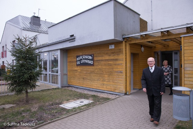 Klub seniora na os. Lotnisko. Osoby starsze bawią się tam i uczą.