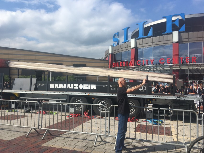 Ciężarówka Rammstein przed Silesia City Center z wielką zapałką. Wyjątkowy happening, promujący nowy album zespołu