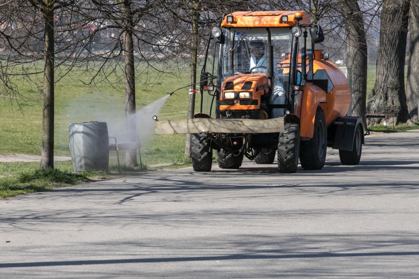 Kraków. Dezynfekcja miasta za miliony złotych przynosi pozytywne efekty. Koronawirus był też na biletomatach