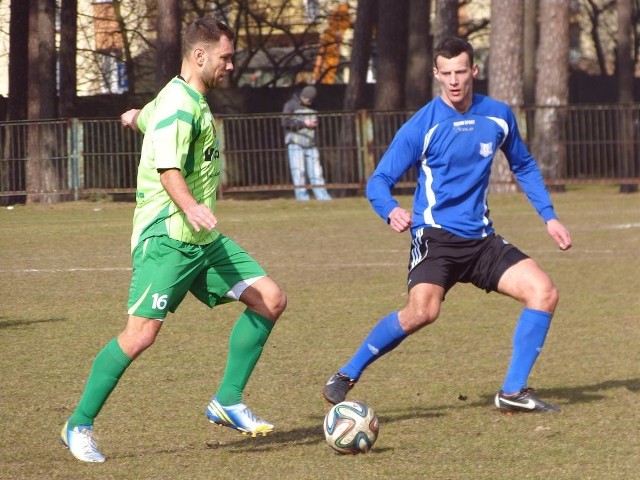 Piłkarze Stali Stalowa Wola (z lewej Wojciech Fabianowski) pokonali w meczu kontrolnym na własnym stadionie Sokół Sieniawa.