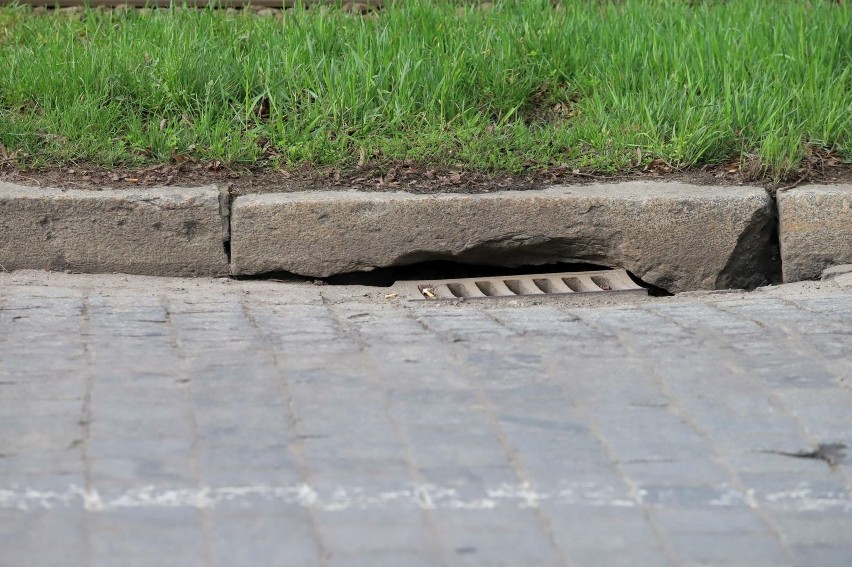 Dziury na ulicy Powstańców Śląskich dają się we znaki...