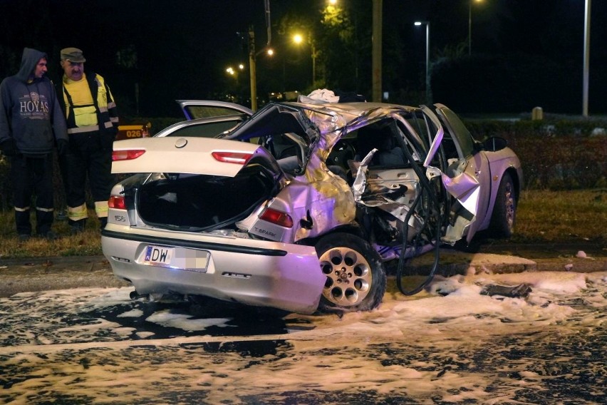 Groźny wypadek na Powstańców Śląskich. Kierowca w szpitalu (ZDJĘCIA)