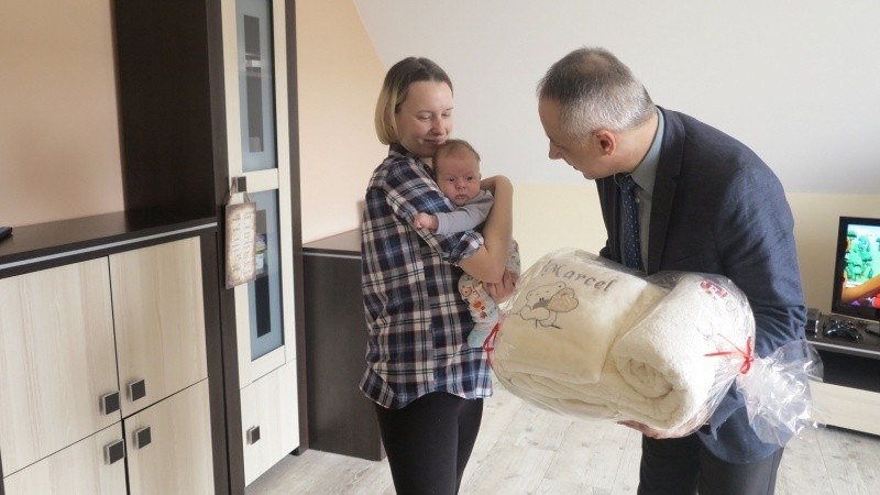 Burmistrz Nowego Miasta nad Pilicą odwiedził małego Marcela. Zobacz zdjęcia