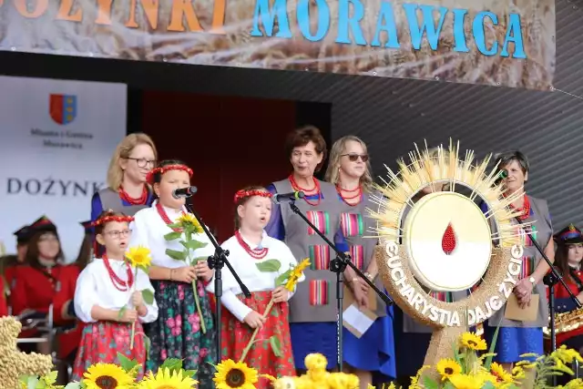 W niedzielę, 29 sierpnia Dożynki Gminne w Morawicy rozpoczęły się uroczystą mszą świętą w Kościele pod wezwaniem Matki Bożej Nieustającej Pomocy w Morawicy o godzinie 12. Następnie barwny korowód dożynkowy przemaszerował do muszli koncertowej w Morawicy, gdzie będzie część artystyczna obchodów. Wystąpią między innymi Małe Skrzypeczki, Szkolno-Gminna Orkiestra Dęta z Morawicy oraz zespoły folklorystyczne i soliści z terenu Miasta i Gminy Morawica. Dodatkowo odbędą się: prezentacja i ośpiewanie wieńców dożynkowych, wystawa płodów rolnych, wystąpienia okolicznościowe, konkursy z nagrodami, a także dyskoteka pod gwiazdami. Na zakończenie imprezy o godzinie 18 wystąpi gwiazda wieczoru, zespół Daj to głośniej.