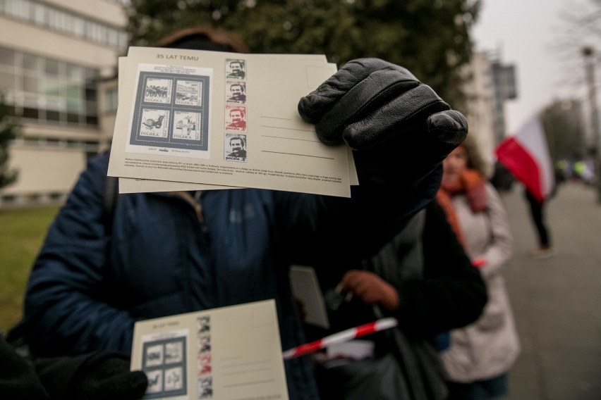 Demonstracja KOD w Krakowie: "Obrońmy niezawisłość sądów" [WIDEO, ZDJĘCIA]