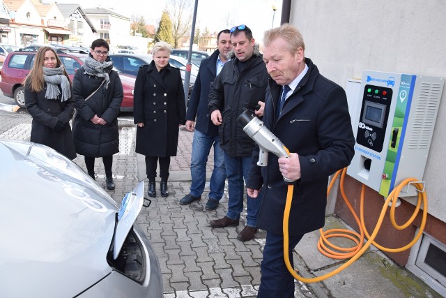 W Zielonkach przy urzędzie gminy powstał pierwszy ogólnodostępny punkt ładowania samochodów elektrycznych