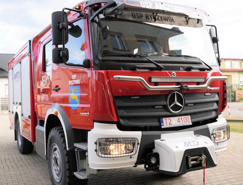Średni samochód ratowniczo-gaśniczy mają strażacy w...