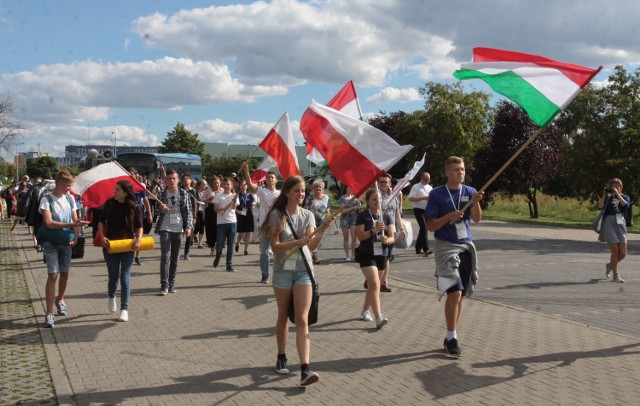 Parafianie z osiedla Akademickiego w Radomiu przywitali w środę po godzinie 16.30 prawie 50-osobową grupę pielgrzymów z Węgier.