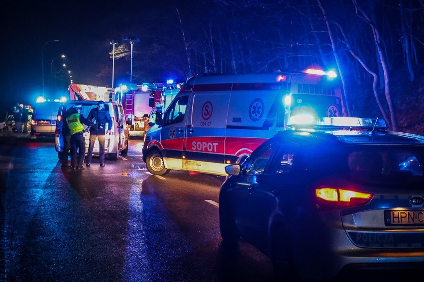 Śmiertelny wypadek na Spacerowej w Gdańsku! Doszło do czołowego zderzenia autobusu z samochodem osobowym. Nie żyje kierowca osobówki