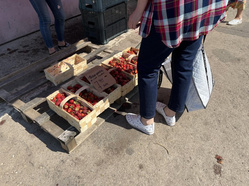 Piątek na targowisku w Koszalinie. Ile kosztują truskawki? [ZDJĘCIA]