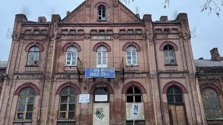 Budynek Kolei Warszawsko-Wiedeńskiej w Będzinie niszczeje....
