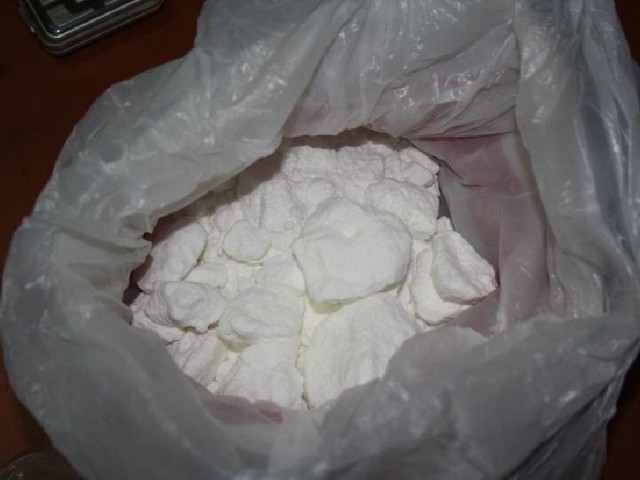 Biały proszek, prawdopodobnie amfetamina zabezpieczona przez policjantów u dwóch mieszkańców powiatu koneckiego.