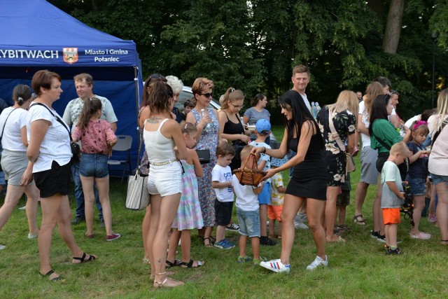 Pod koniec lipca w Ruszczy miało miejsce bardzo ciekawe, rodzinne wydarzenie - "Spotkanie z Tradycją".Urokliwe miejsce i słoneczna pogoda sprzyjały dobrej zabawie. Czas wypełniały muzyczne animacje, zabawne konkurencje, malowanie twarzy i dmuchane atrakcje. Dużym powodzeniem cieszyło się wesołe karaoke prowadzone przez Anię Kukawską znaną z serialu „Policjantki i policjanci” oraz stare samochody i motocykle. O oprawę artystyczną zadbało Centrum Kultury i Sztuki w Połańcu. Na ludową nutę zaśpiewała i zatańczyła młodzież z zespołów wokalnych. Z przytupem zaprezentował się zespół ludowy „Podkowa”, a z taneczną gracją nasze mażoretki. Przy znanych i lubianych melodiach dzieci bawiły się znakomicie. Nie zabrakło kiermaszy i stoisk wystawienniczych. Panie z Koła Gospodyń Wiejskich w Rybitwach, Koła Gospodyń Wiejskich w Rudnikach „Rudniczanki” i Stowarzyszenia Przyjaciół Ziemi Połanieckiej „Z tradycją w nowoczesność” z uśmiechem częstowały potrawami regionalnymi. Dodatkowo na najmłodszych uczestników czekały słodkie niespodzianki od sponsora; pyszne lody i zimne napoje. Całości dopełniała rozdawana bezpłatnie kolorowa wata cukrowa. Słodkości znikały w okamgnieniu, pozostawiając jedynie słodkie ślady na uśmiechniętych, zadowolonych buziach.Więcej fotek na kolejnych slajdach>>>