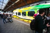 Koleje Dolnośląskie pokazały nowoczesny pociąg. Prezentacji na Dworcu Głównym towarzyszył protest