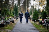 Policja pilnuje grobu na elbląskim cmentarzu Dębica. Powód jest wstrząsający!