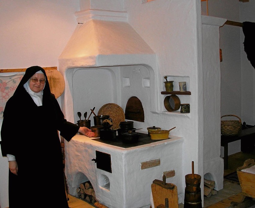 Siostra Konrada Dubel w muzealnej kuchni Gądków