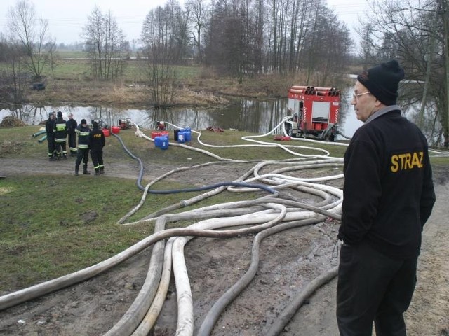 Zdzisiałw Mikisz, szef witnickich strażaków dogląda pomp, które ratują przed zalaniem kilkadziesiąt gospodarstw w rejonie miejscowości Okrza.