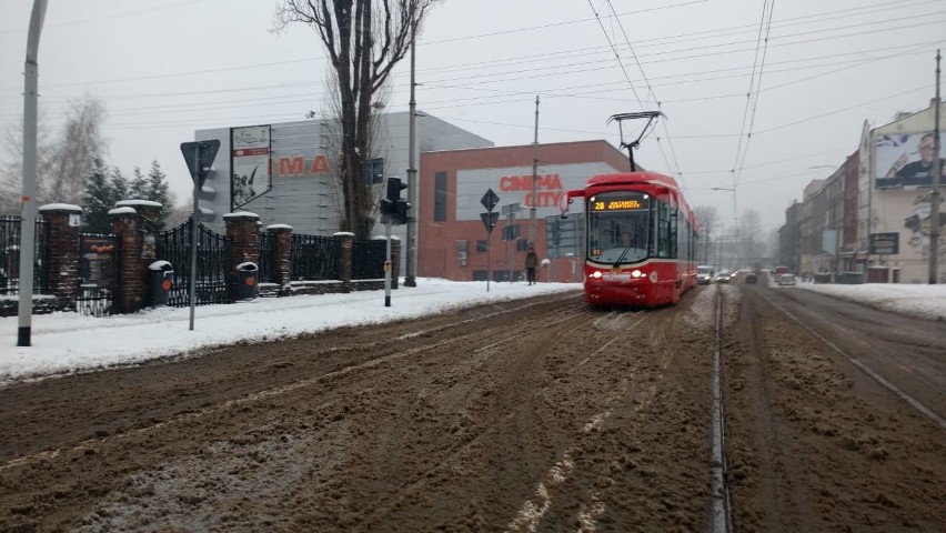 Atak zimy na Śląsku: Na drogach biało i ciągle sypie. IMGW wydało ostrzeżenie