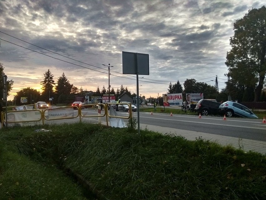 Wypadek na skrzyżowaniu w Staszowie. Cztery osoby ranne, w tym kobieta w ciąży 