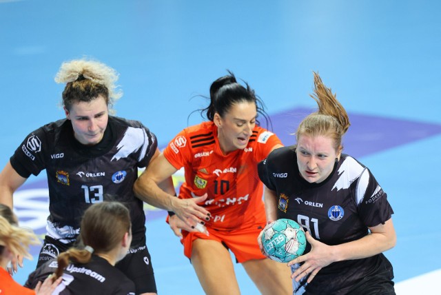 Handball JKS Jarosław (czarne stroje) nie miał wiele do powiedzenia w meczu z Zagłębiem Lubin.