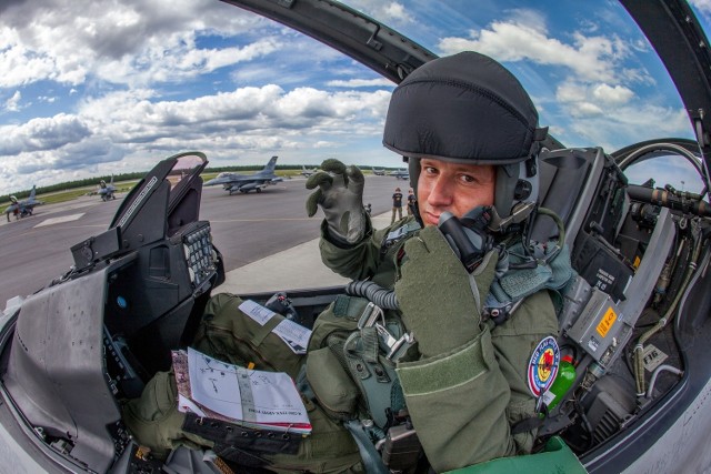 Dominik Duda  ma 30 lat i za sobą wiele godzin lotów i szkoleń, dzięki którym może zasiadać za sterami legendarnych F-16