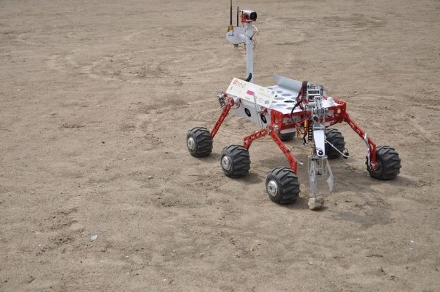 - Łaziki marsjańskie konstruowane przez naszych studentów trzykrotnie zdobywały tytuł mistrzowski w University Rover Challenge - w 2011, 2013 i 2014 roku - przypomina Dorota Sawicka, rzeczniczka politechniki.Tegoroczne zawody potrwają trzy dni. Zakończą się 30 maja. Wyjazd naszych studentów wsparła UE.