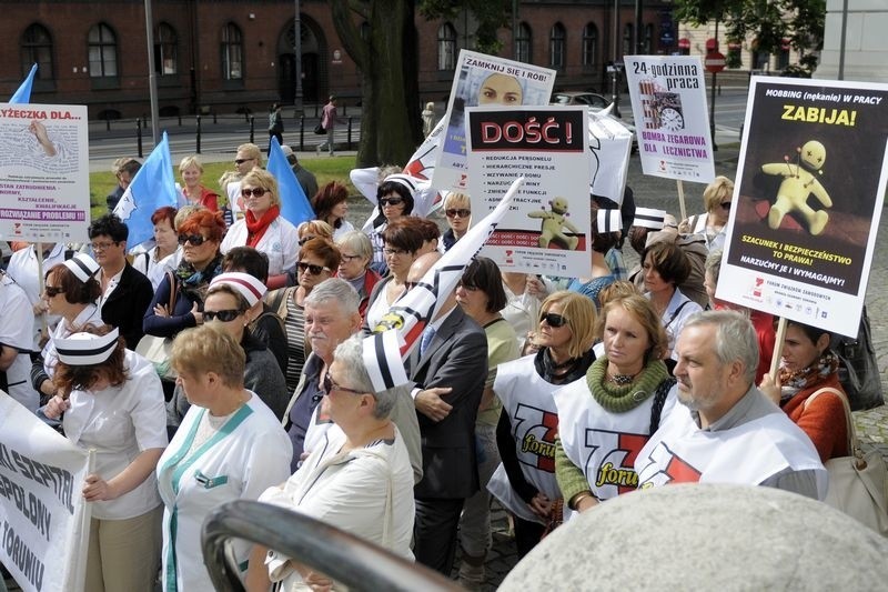 Pielęgniarki protestują przed Urzędem Wojewódzkim w Bydgoszczy [zdjęcia]
