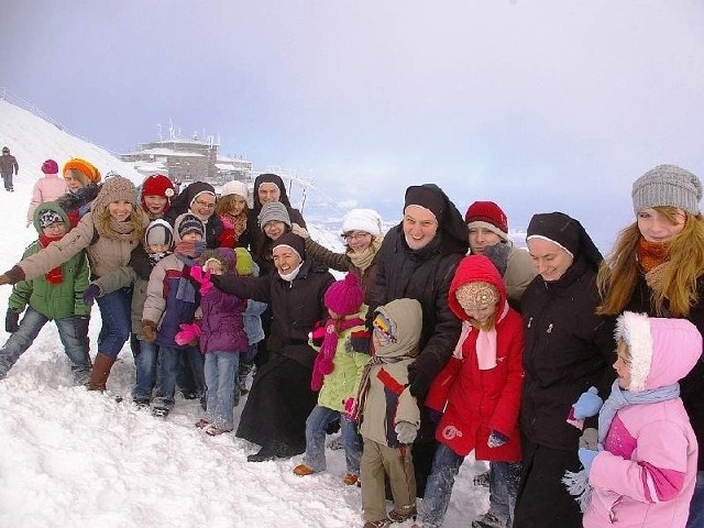 W podróż marzeń podopieczni Domu Dziecka w Pacanowie wyruszyli do Zakopanego. Na zdjęciu na Kasprowym Wierchu.