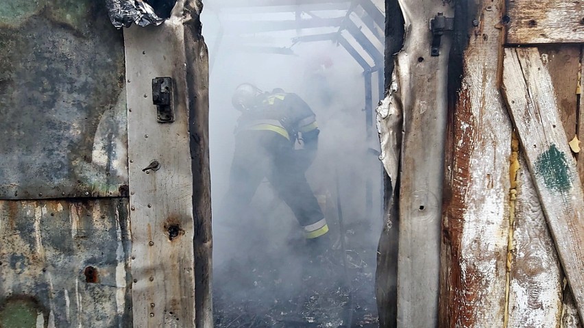 Gmina Lipiany. Doszczętnie spłonęła nieużywana samochodowa chłodnia, w której koczował bezdomny