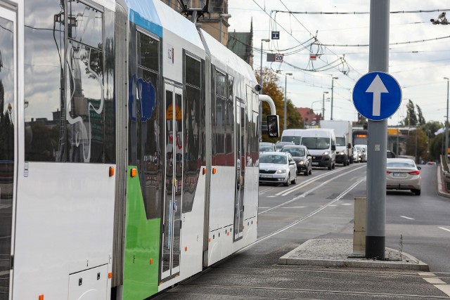 19 listopada. Uszkodzony tramwaj linii 6 zablokował przejazd w kierunku Pomorzan. Dzień wcześniej awarii uległa "szóstka" na wysokości Wałów Chrobrego.