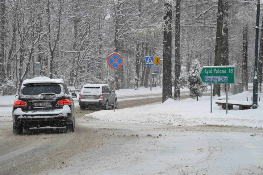 Zimą na Podhalu drogi są często zaśnieżone. Poruszanie się...