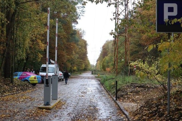 Na parkingu w Arturówku pojawiły się automatyczne szlabany. Wkrótce dołączy system pobierania opłat