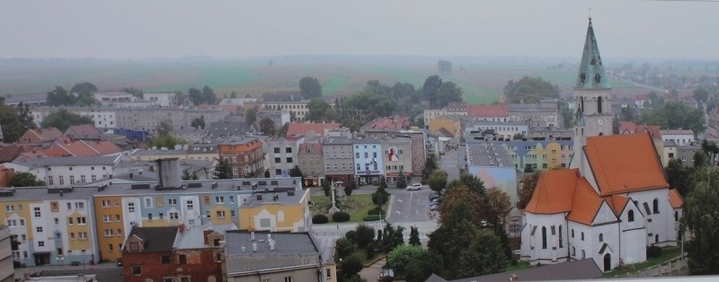 Współczesna panorama Olesna z widokiem Rynku, na którym...