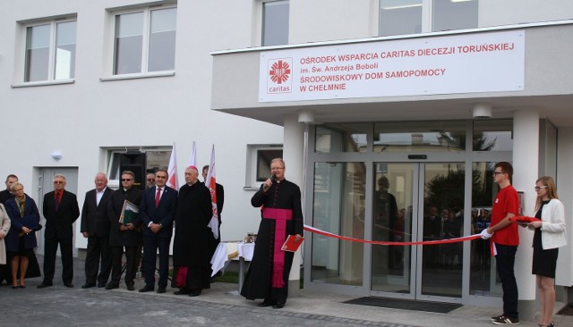 W środę ponad sto osób wzięło udział w uroczystym otwarciu Ośrodka Wsparcia Caritas Diecezji Toruńskiej. Obiekt wygląda imponująco. Pomoc w nim znajdą setki mieszkańców powiatu.