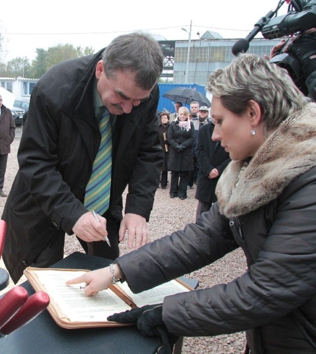 Prezydent Wojciech Lubawski składa podpis