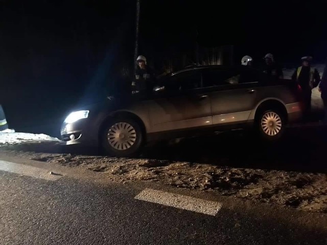 Do zdarzenia drogowego doszło w piątek wieczorem. Strażacy zostali zadysponowani do auta, które wjeżdżając na DK 8, od strony wsi Głęboczyzna, zawisło nad rowem na przedniej osi. Dokładne przyczyny i przebieg zdarzenia ustala policja.Zdjęcia pochodzą z Facebooka: OSP Suchowola