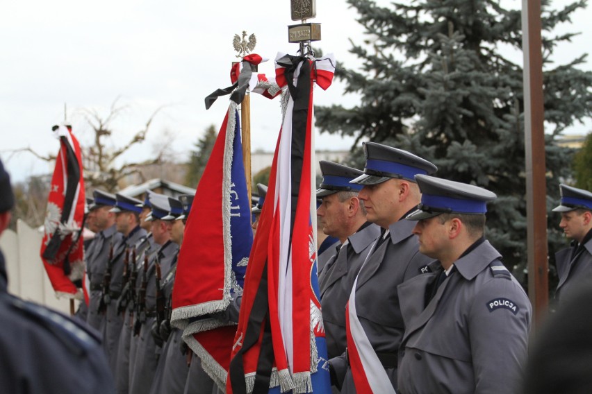 Ostatnie pożegnanie aspiranta Krzysztofa Węglińskiego z Tarnobrzega - policjanta, który zginął w wypadku jadąc na służbę  [ZDJĘCIA]