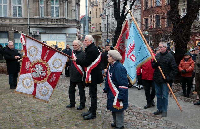Tak było na uroczystości na Skwerze Solidarności w Grudziądzu poświęconej 42. rocznicy wprowadzenia stanu wojennego w Polsce 13. grudnia 1981 roku.