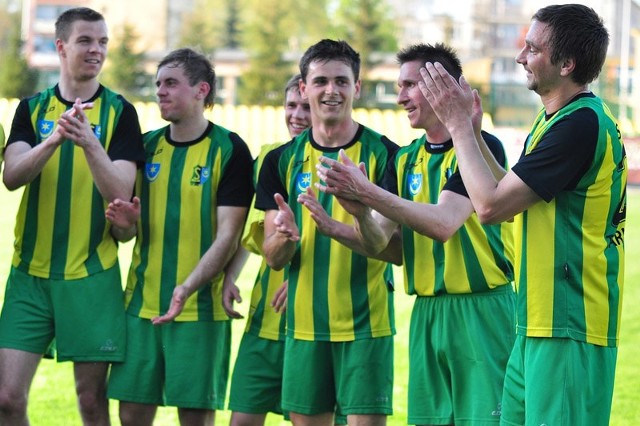 Radość &#8222;Siarkowców&#8221; po końcowym gwizdku arbitra była olbrzymia, od lewej: Daniel Beszczyński, Bartosz Madeja, Paweł Bażant, Tomasz Wolan, Janusz Hynowski i Mariusz Łukawski.