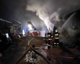 Wielki pożar hali magazynowej w Klwatce Królewskiej w gminie Gózd! Paliły się kartony z... zupkami chińskimi [nowe zdjęcia]