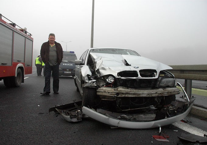 We mgle pod Świeciem zderzyło się sześć samochodów