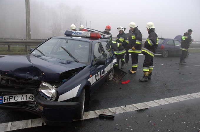 We mgle pod Świeciem zderzyło się sześć samochodów