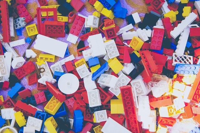 CLZ chce wznosić wieżę Babel z klocków Lego