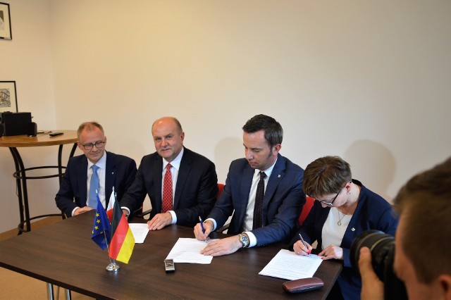 W podpisaniu porozumienia uczestniczyli: Zuzanna-Donath-Kasiura, Rafał Bartek, Andrzej Buła oraz wicemarszałek Roman Kolek.