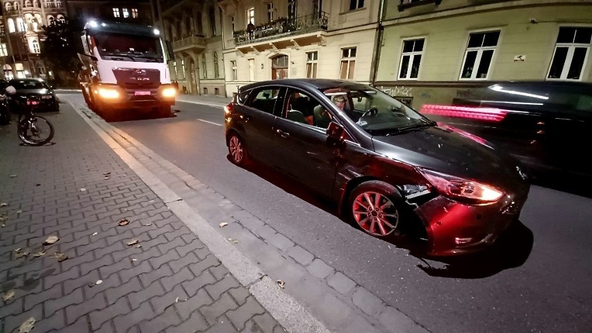 Betoniarka od wielu godzin blokuje ul. Podwale we Wrocławiu. Kierowcy po kolizji nadal czekają na policję [ZDJĘCIA]