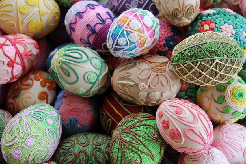 Kiermasze Wielkanocne w Kielcach. Świąteczne rękodzieło i produkty przy kościółku na Białogonie oraz w Dworku Laszczyków 