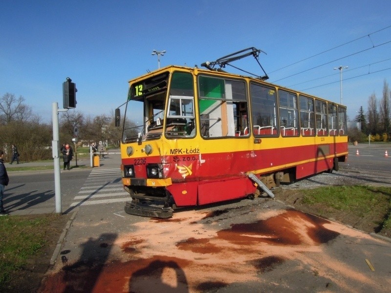 Ciężarówka zderzyła się z tramwajem