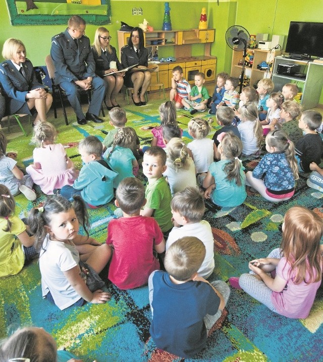 Dzieci z koszalińskiego Przedszkola nr 15 wysłuchały bajek, które czytali im funkcjonariusze Służby Więziennej.